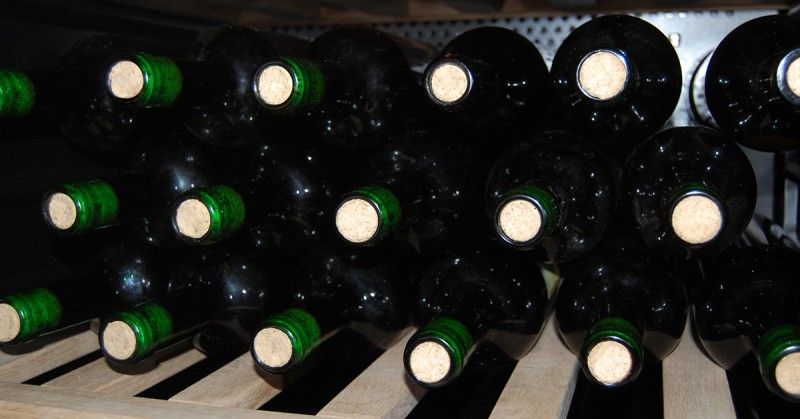 Podstawowe narzędzia winiarskie – butelkowanie i korkowanie wina